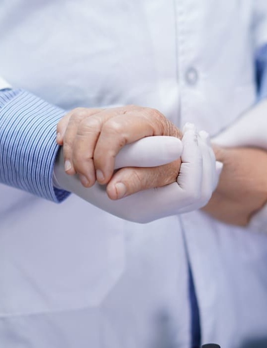 Врач держит руку пациента
