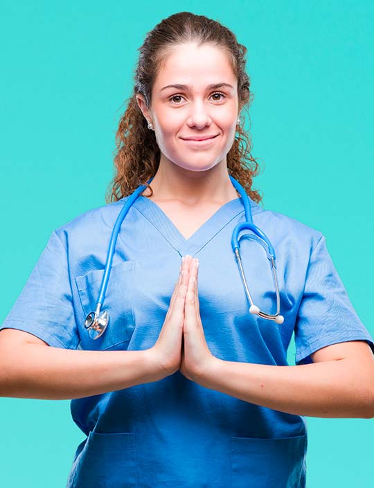 женщина врач в синем халате